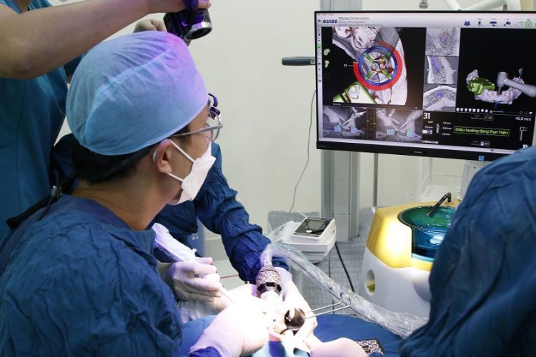 Đảm bảo chính xác là một ưu điểm của công nghệ định vị X-Guide với người cao tuổi