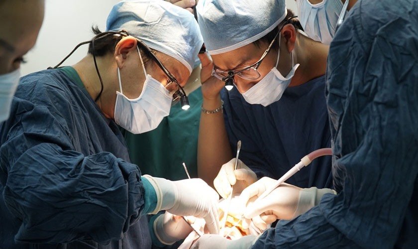 Tiến sĩ, Bác sĩ Võ Văn Nhân trực tiếp thực hiện cấy ghép Implant