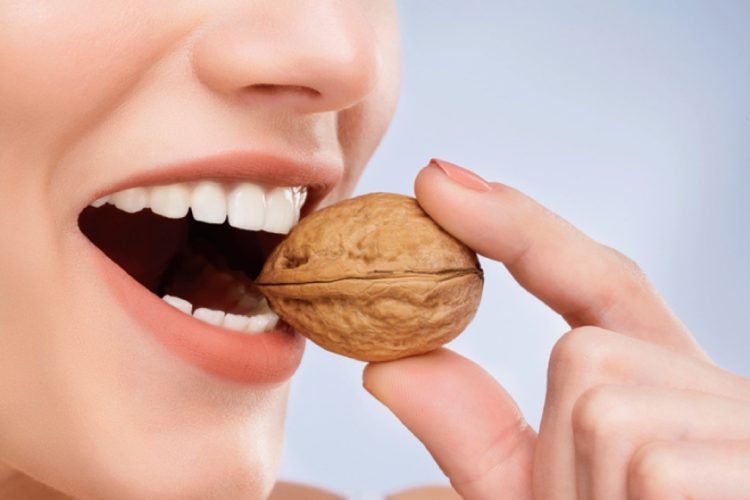 Ăn nhai thực phẩm cứng có thể khiến răng tạm bị hỏng