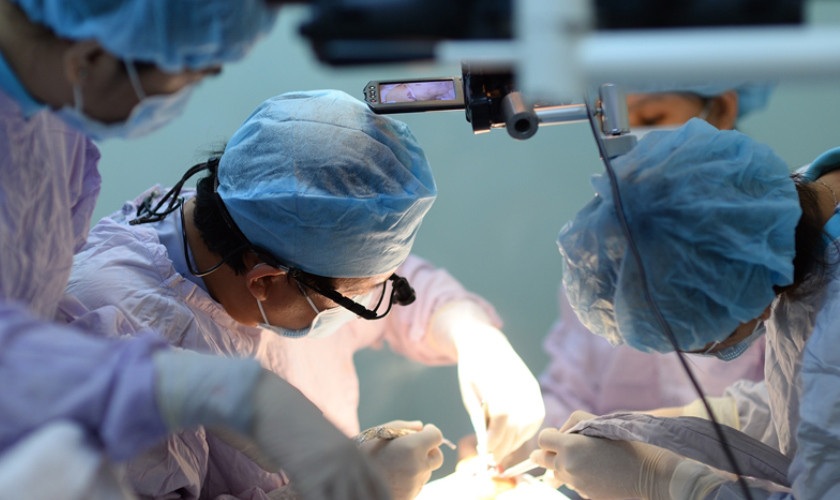 Tiến sĩ, bác sĩ Võ Văn Nhân đang tiến hành cấy ghép Implant cho khách hàng